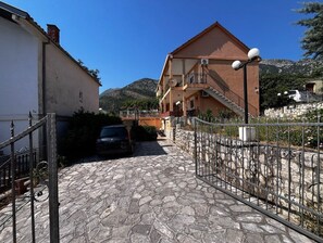 Property grounds - Charming studio in wonderful Sutomore with WiFi, AC, TV and mini kitchen (Sutomore (Brca), Bar)