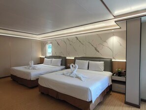 Kahden hengen perhehuone (kaksi sänkyä), 2 keskisuurta parisänkyä, vuoristonäköala | Allergiatestatut vuodevaatteet, untuvapeitot, tallelokero huoneessa