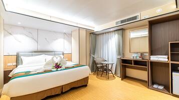 Luxury-Doppelzimmer, Bergblick | Allergikerbettwaren, Daunenbettdecken, Zimmersafe, Schreibtisch