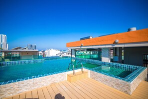 Piscine extérieure, parasols de plage, chaises longues
