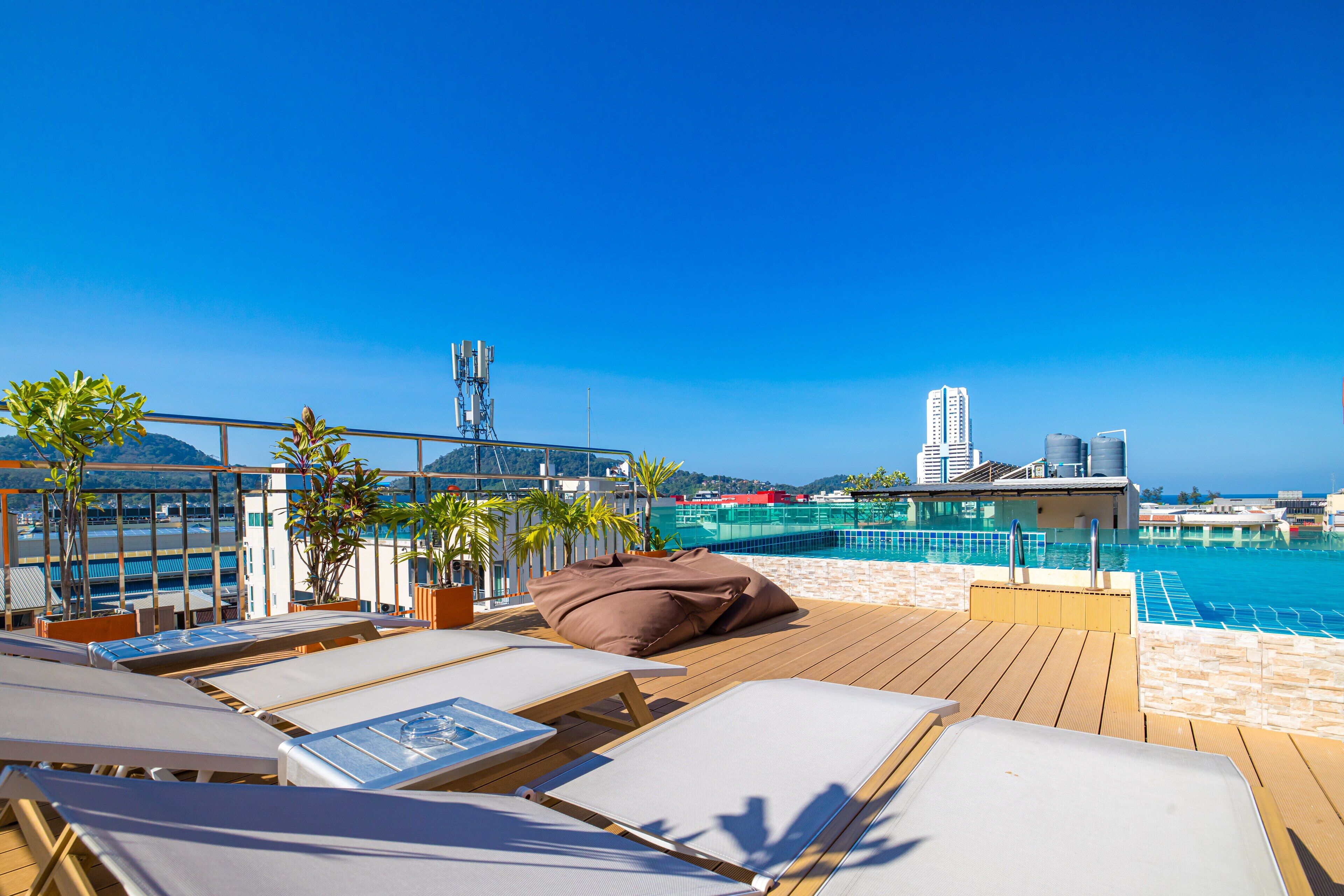 Una piscina al aire libre (de 08:30 a 22:30), sombrillas, tumbonas