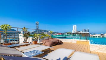 Una piscina al aire libre (de 08:30 a 22:30), sombrillas, tumbonas