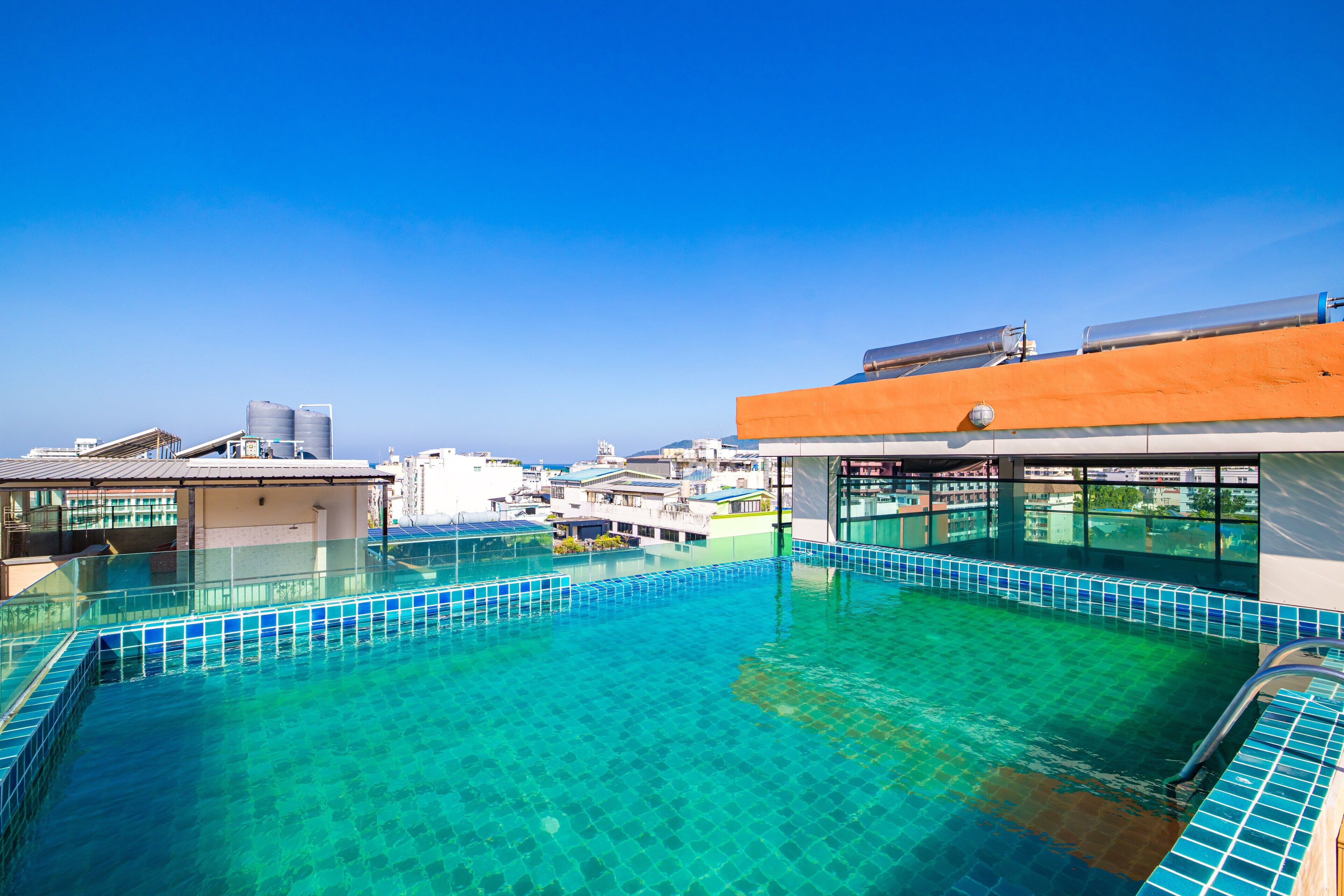 Een buitenzwembad, parasols voor strand/zwembad
