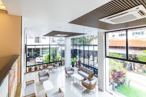 Lobby sitting area - Phuket Patong Buri Resort (Patong)