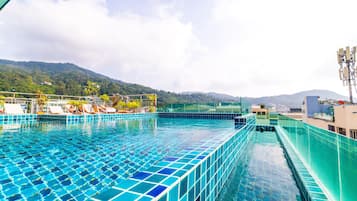 Udendørs pool, åben fra kl. 08.30 til kl. 22.30, parasoller, liggestole