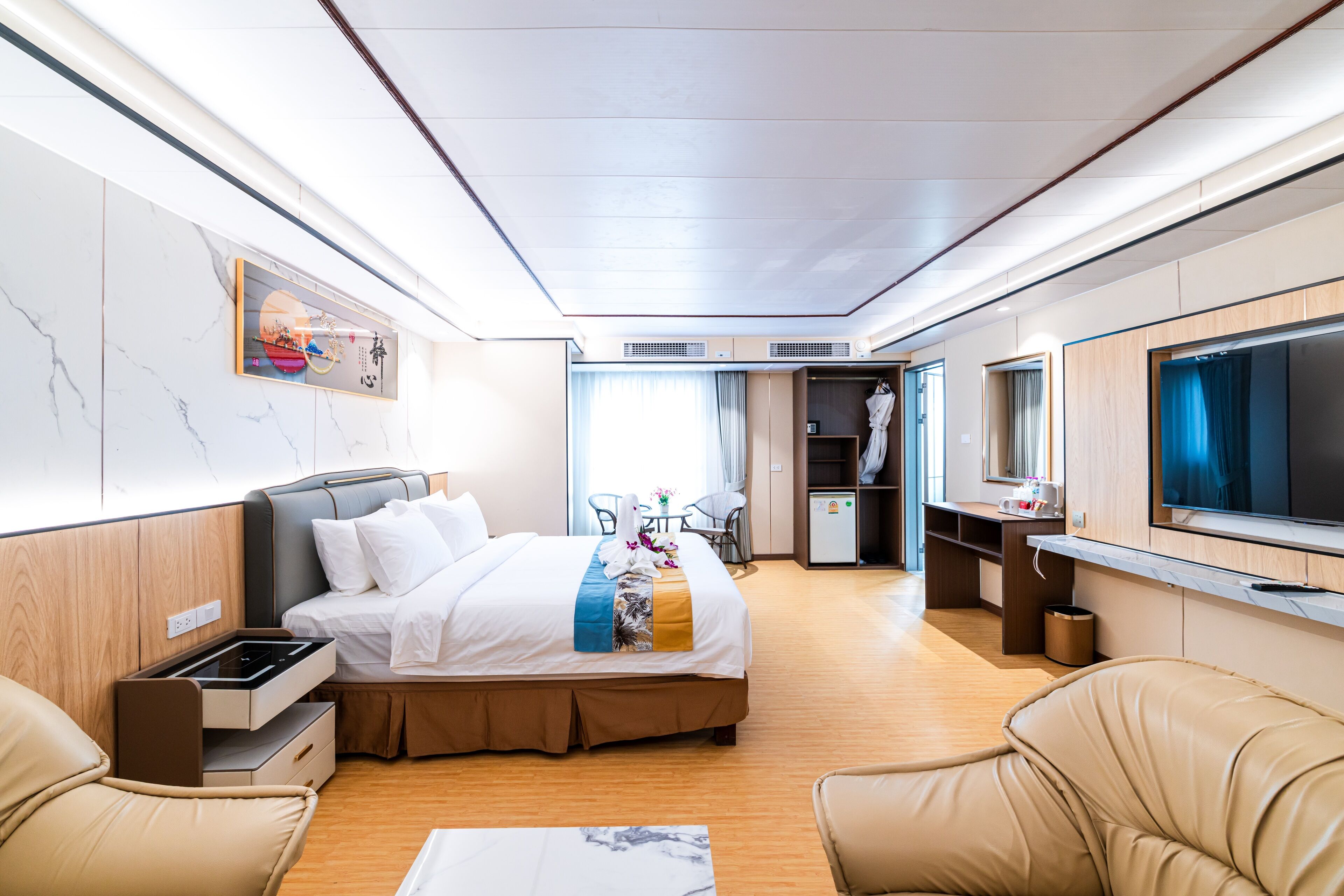 Premier suite, uitzicht op bergen | Hypoallergeen beddengoed, donzen dekbedden, een kluis op de kamer