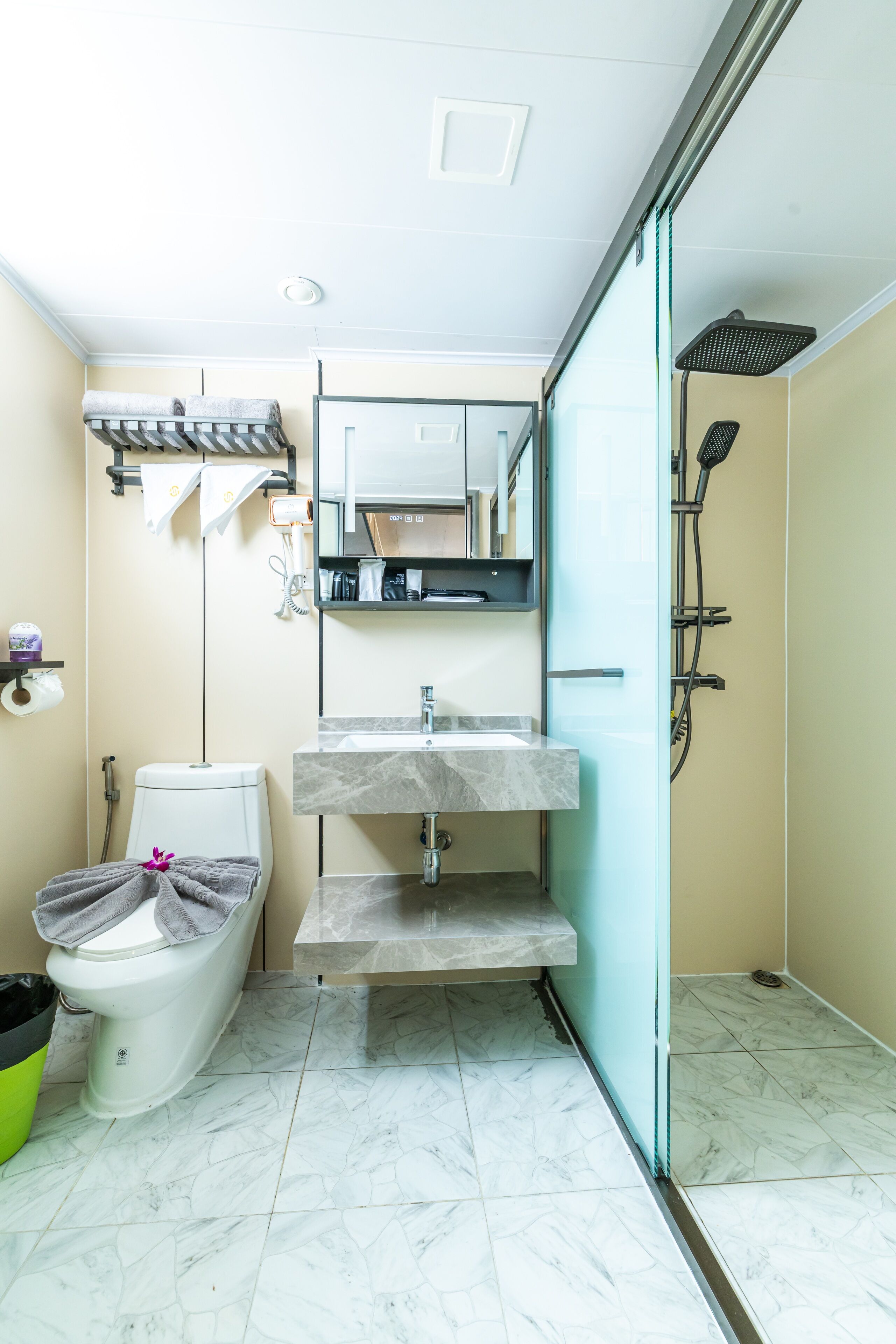 Ein kleines Badezimmer mit Toilette, Waschbecken und Dusche.