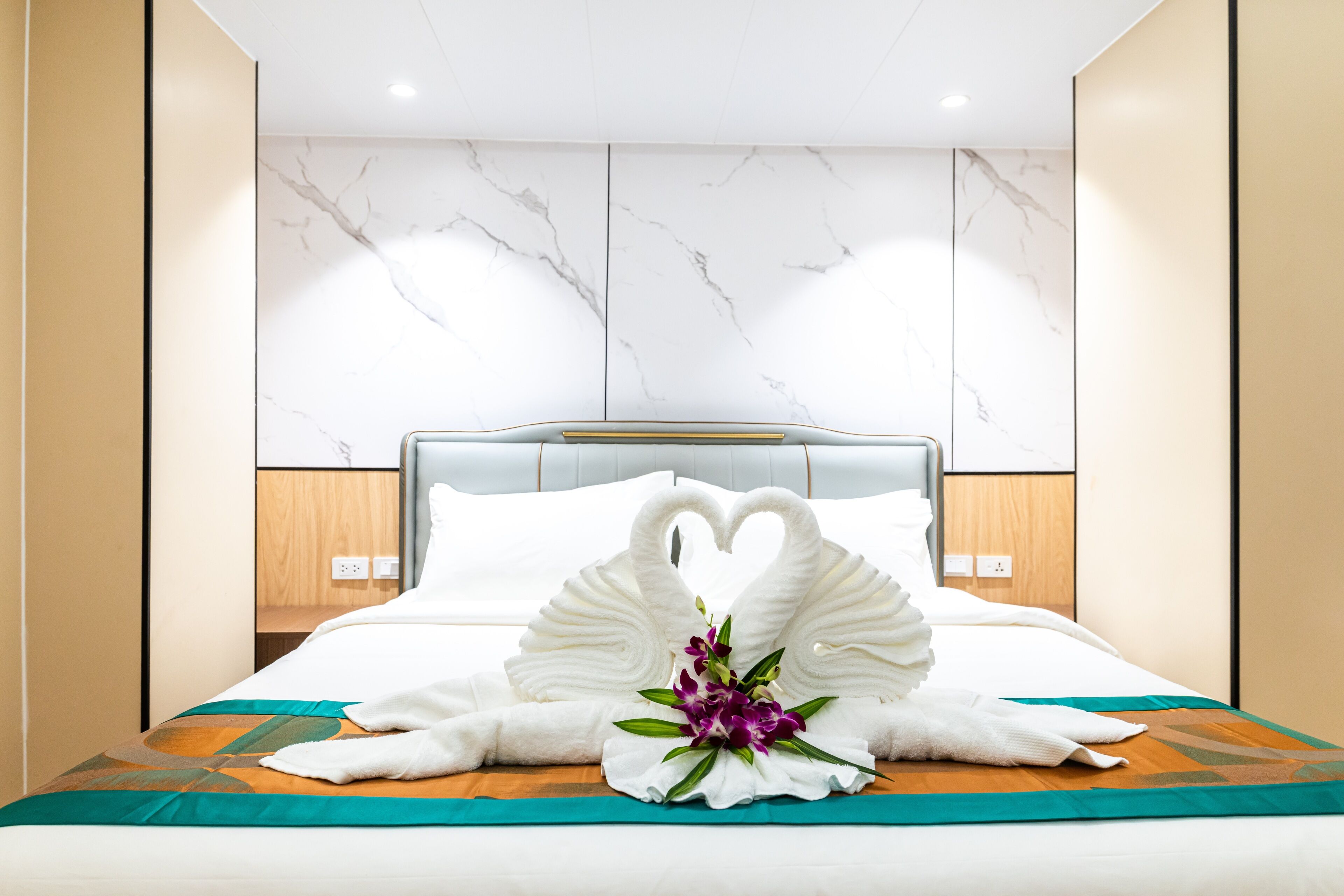 Hypo-allergenic bedding, down duvets, in-room safe, desk