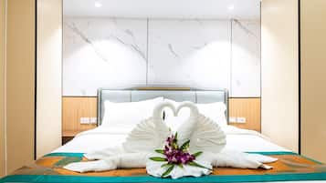 Hypo-allergenic bedding, down duvets, in-room safe, desk