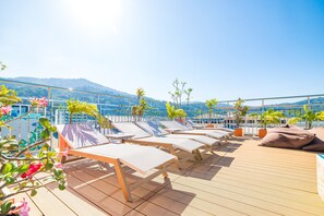 Piscine extérieure, parasols de plage, chaises longues