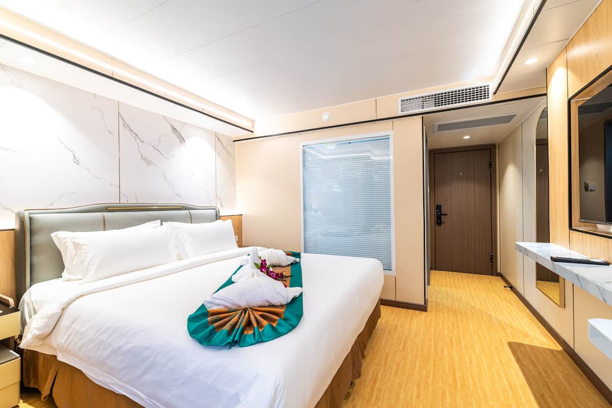 Superior Double Room, 1 Queen Bed | Hypo-allergenic bedding, down duvets, in-room safe, desk