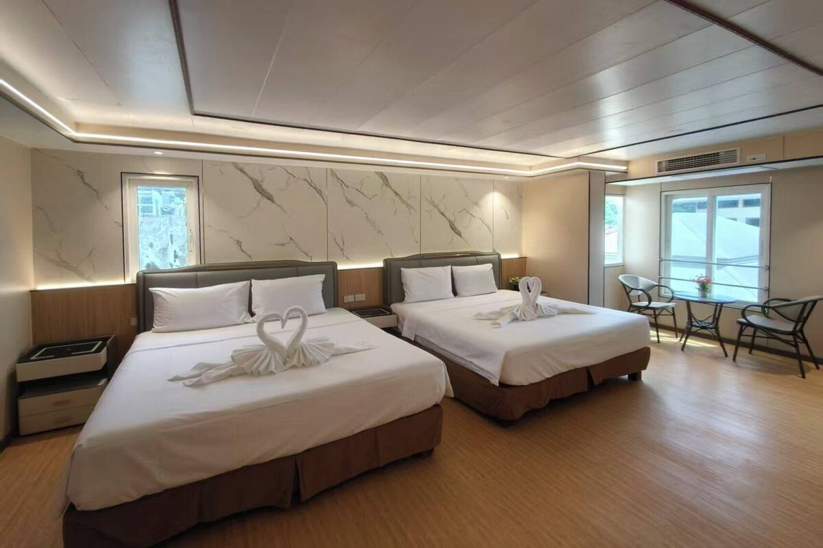 Kahden hengen perhehuone (kaksi sänkyä), 2 keskisuurta parisänkyä, vuoristonäköala | Allergiatestatut vuodevaatteet, untuvapeitot, tallelokero huoneessa