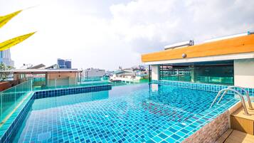 Außenpool, geöffnet von 08:30 Uhr bis 22:30 Uhr, Sonnenschirme