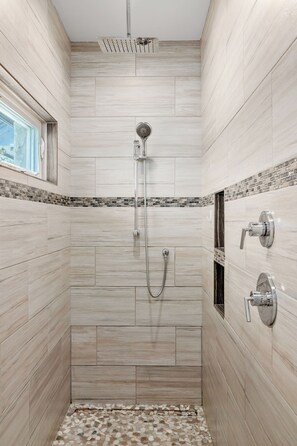 Dusche, Haartrockner, Handtücher, Seife