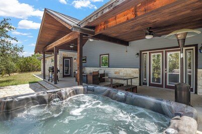 Deer oh Deer! A Charming 4-bedroom house with WiFi, AC close to Dripping Springs