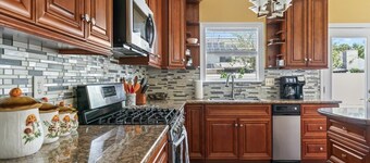 Fully Updated Retreat Mins to Lake! 5 Bathrooms