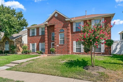 Fully Updated Retreat | Mins to Lake! 5 Bathrooms