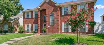 Fully Updated Retreat | Mins to Lake! 5 Bathrooms