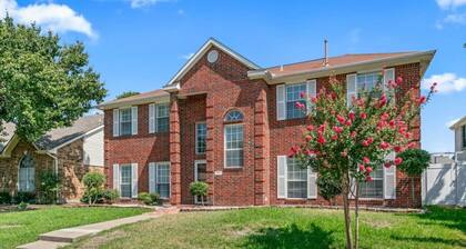 Fully Updated Retreat | Mins to Lake! 5 Bathrooms