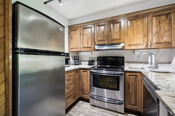 Fridge, microwave, stovetop, dishwasher