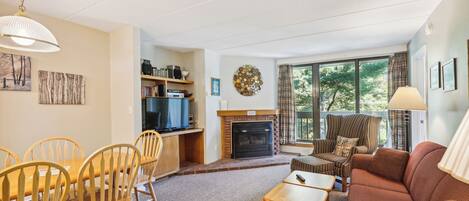 Televisie, een open haard en een dvd-speler