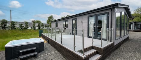 Cottage | Outdoor spa tub
