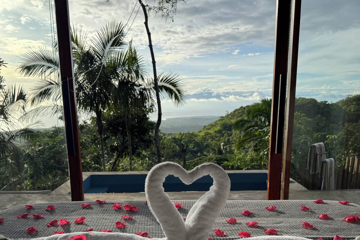 Luxury Villa | Premium bedding, down comforters, pillowtop beds, minibar