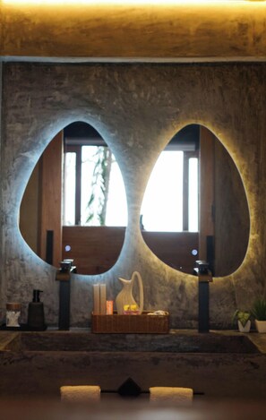 Chuveiro, chuveiro com efeito de chuva, produtos de toalete grátis 