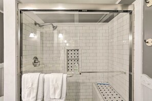 Dusche, Haartrockner, Handtücher, Seife