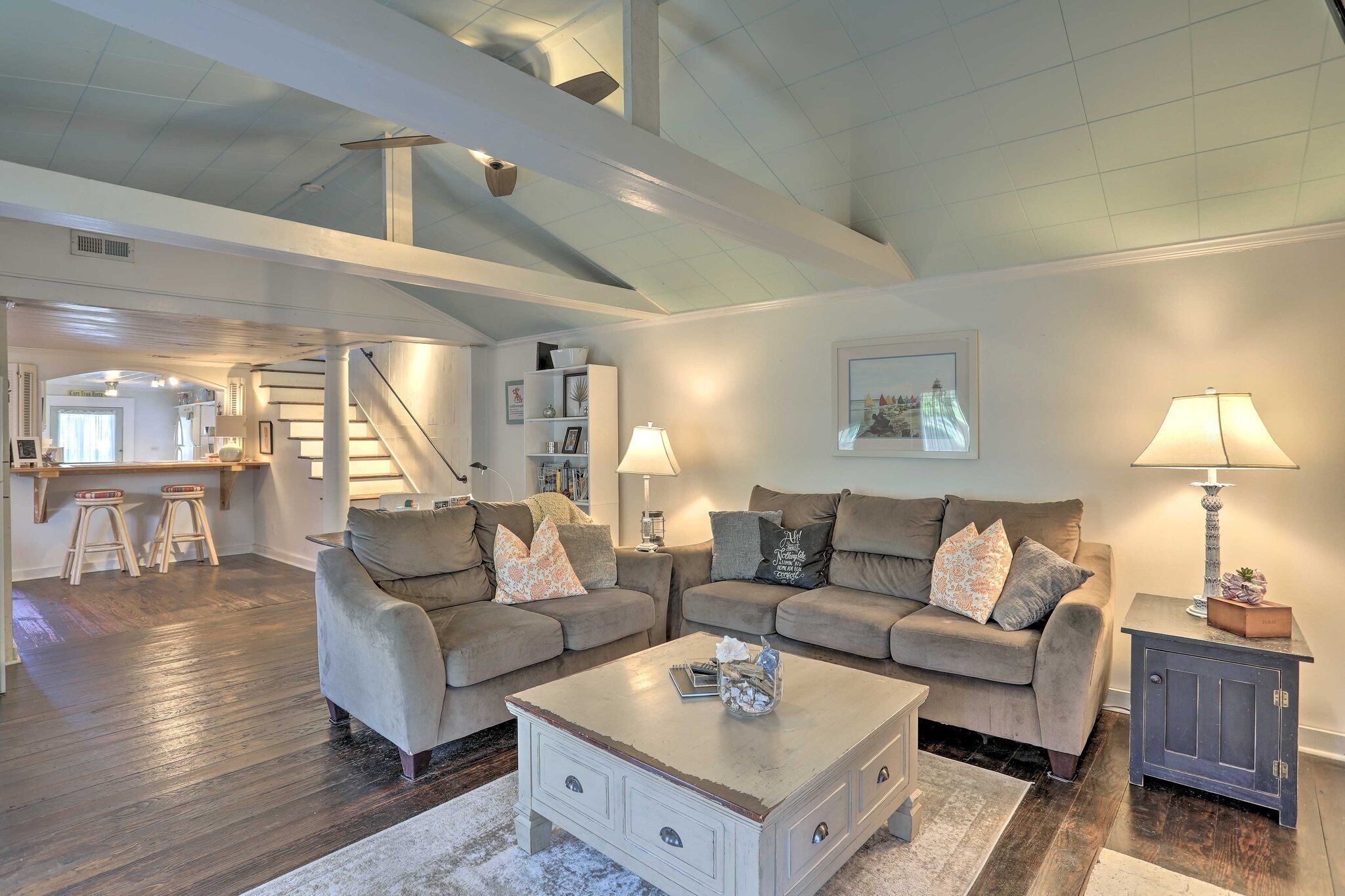 Een smart-tv en boeken