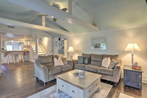 Downtown Treehouse Cottage~Pet Friendly~Walk to Shops Dining & Waterfront