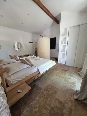 Travel crib, free WiFi, bed sheets