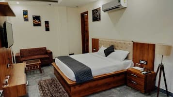 Premium bedding, laptop workspace, free WiFi, bed sheets