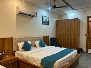 Deluxe Room | Premium bedding, laptop workspace, free WiFi, bed sheets - Hotel Moon Regency (Panipat)