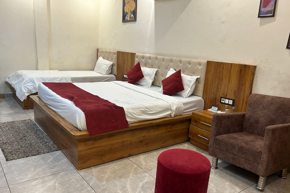 Habitación Deluxe | Ropa de cama de alta calidad y espacio para trabajar con laptop