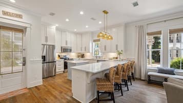 Een koelkast, een magnetron, een oven, een kookplaat