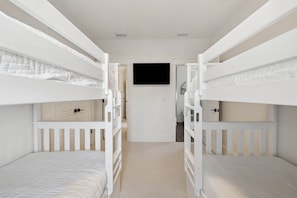 5 habitaciones, tabla de planchar con plancha y cuna de viaje