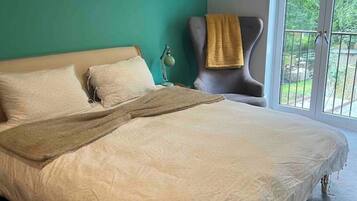 Iron/ironing board, WiFi, bed sheets