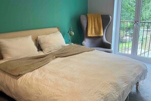 4 bedrooms, iron/ironing board, WiFi, bed sheets