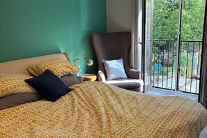 Iron/ironing board, WiFi, bed sheets