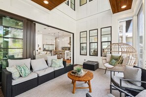 Smart TV, chimenea y libros 