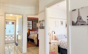 Een bureau, een strijkplank/strijkijzer, gratis wifi, beddengoed