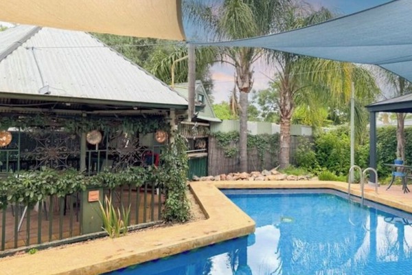 Una piscina al aire libre