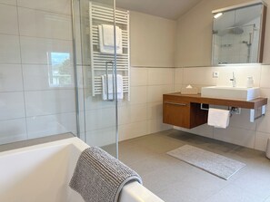 Douche, sèche-cheveux, serviettes fournies, savon