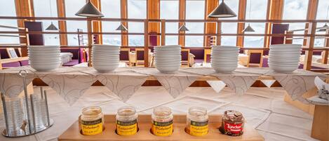 TĂ€gliches inbegriffenes FrĂŒhstĂŒcksbuffet