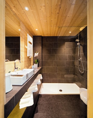 Family Studio, Mountain View | Bathroom | Shower, hair dryer, bathrobes, towels - Glacier Hotel Grawand (Senales)