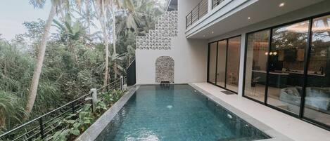 2 outdoor pools