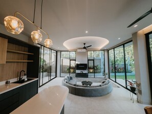 Familie villa, balkon | Privékeuken | Een koelkast met diepvriezer, een microgolfoven