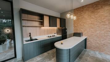 Familienvilla, Balkon | Eigene Küche | Großer Kühlschrank, Mikrowelle, Wasserkocher mit Kaffee-/Teezubehör