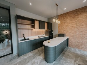 Familie villa, balkon | Privékeuken | Een koelkast met diepvriezer, een microgolfoven